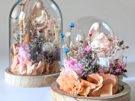 Cloche en verre avec fleurs éternelles et statuette artisanale en bois Val Gardena Maria par Flora Paris