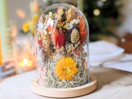 Cloche en verre fleurs séchées et stabilisées aux couleurs de l’arc-en-ciel Flora par Flora Paris