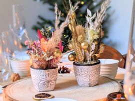 Composition de fleurs séchées dans les tons beiges rosés pour décoration de table de Noël Judy par Flora Paris