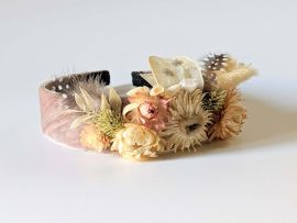 Serre-tête artisanal en velours de chez Evita Peroni orné de fleurs séchées Camilla par Flora Paris