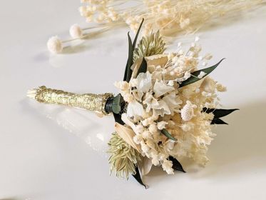 Boutonnière de marié artisanale en fleurs séchées & fleurs stabilisées Inès par Flora Paris