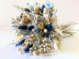 Bouquet de mariée en fleurs séchées & stabilisées dans les tons bleus dorés et beiges Elouise par Flora Paris