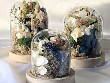 Cloche de fleurs stabilisées & fleurs séchées dans les tons bleus et verts Arcachon par Flora Paris