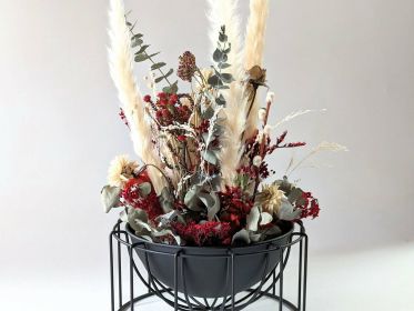 Composition de fleurs séchées rouges et noires pour décoration d’intérieur Dita par Flora Paris
