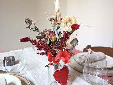 Petit bouquet de fleurs séchées rouges et noires pour décoration d’intérieur Dita par Flora Paris