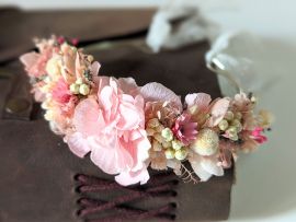 Bracelet artisanal en fleurs stabilisées aux nuances rose vert Romy par Flora Paris