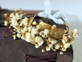 Bracelet artisanale en fleurs stabilisées aux tons dorés et beige Adelle par Flora Paris