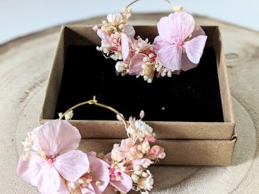 Boucles d’oreilles de mariée artisanal en fleurs stabilisées aux nuances rose vert Romy par Flora Paris