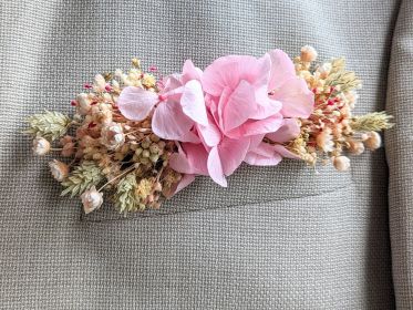Boutonnière de marié artisanale fleurs stabilisées aux nuances rose vert Romy par Flora Paris