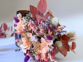 Petit bouquet de fleurs séchées avec soliflore en verre teinté recyclé pour décoration d’intérieur Lana par Flora Paris