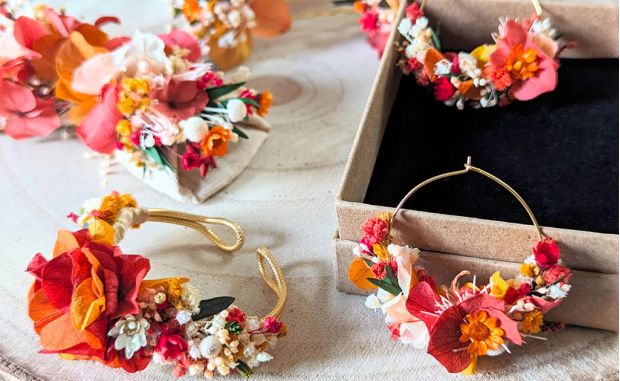 Épingle, bracelet et boucles d'oreilles en fleurs séchées et stabilisées dans les tons rouges, Coco Cinelle