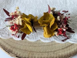 Nœud papillon de marié artisanal en fleurs stabilisées aux tonalités safran et rouge Dahlia par Flora Paris