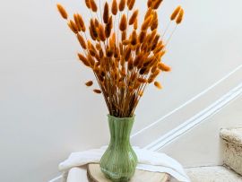Bouquet de lagurus séchés orange brûlé avec vase en verre nacré Flavie par Flora Paris