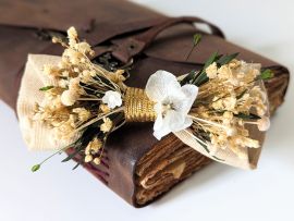 Nœud papillon de marié artisanal en fleurs stabilisées aux nuances blanc vert Virginie par Flora Paris