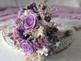 Bouquet de mariée avec des roses éternelles et hortensias stabilisés Oum par Flora Paris