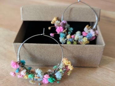 Boucles d’oreilles artisanales en gypsophile stabilisée multicolore Felicia par Flora Paris