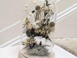 Cloche en verre fleurs séchées et stabilisées blanc et vert Capucine par Flora Paris