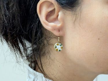 Boucles d’oreilles en fleurs séchées et résine aux nuances bleues et moutarde Lucie par Flora Paris