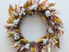 Couronne murale en fleurs séchées et stabilisées tons ocre & blanc Emy par Flora Paris