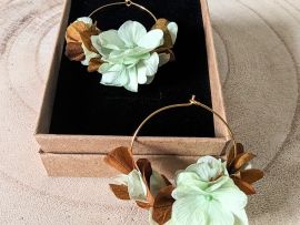 Boucles d’oreilles créoles en hortensias stabilisés aux couleurs menthe et marron Anais par Flora Paris