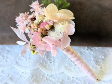Boutonnière de marié artisanale en fleurs stabilisées rose poudré Émilie par Flora Paris