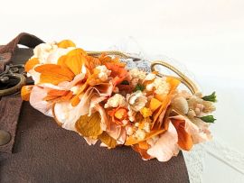 Bracelet de mariée artisanal en fleurs stabilisées orangées Chloé par Flora Paris