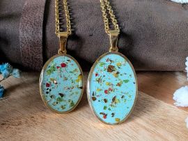 Collier de fleurs séchées dans les tons turquoise rouges verts Alice par Flora Paris