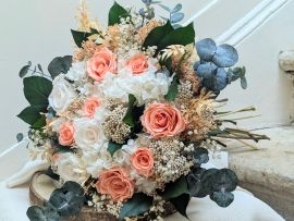 Bouquet de décoration d&rsquo;intérieur en fleurs stabilisées roses éternelles pêche et blanches Léa par Flora Paris