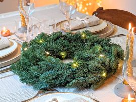 Couronne de Noël avec branches de sapin frais et guirlande LED Jingle Bell par Flora Paris