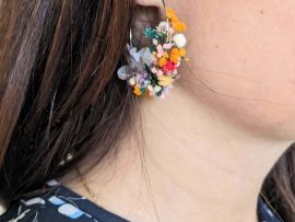 Boucles d’oreilles artisanales en fleurs stabilisées arc-en-ciel Vaia par Flora Paris