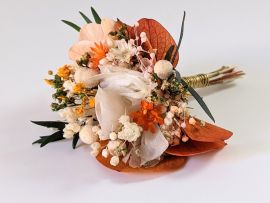 Boutonnière de marié artisanale en fleurs séchées & stabilisées orangées Chloé par Flora Paris