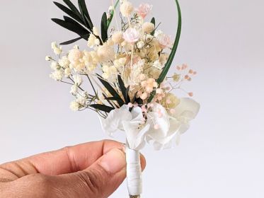 Boutonnière de fleurs séchées & stabilisées blanches & roses Rafaela par Flora Paris