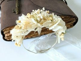 Bracelet de mariée artisanal en fleurs stabilisées & séchées beiges Luna par Flora Paris