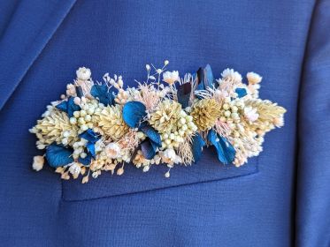 Boutonnière de fleurs séchées & stabilisées bleues Mona par Flora Paris