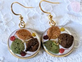Boucles d’oreilles en résine et fleurs séchées vert orange et brun Laura par Flora Paris