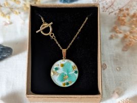 Collier de fleurs séchées dans les tons bleus blancs Lucie par Flora Paris