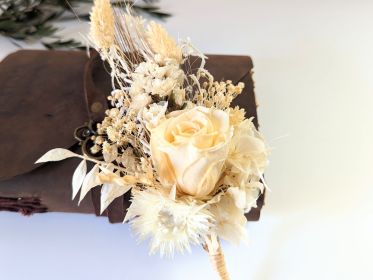 Boutonnière de marié chic avec rose éternelle et fleurs séchées dans les tons beiges Laly par Flora Paris