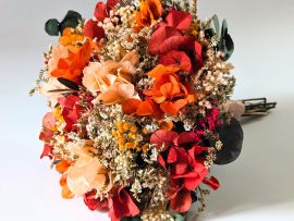 Bouquet de mariée en fleurs séchées et stabilisées aux tonalités rouges Coco Cinelle par Flora Paris