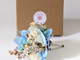 Boutonnière de marié artisanale en fleurs séchées & stabilisées bleu ciel Jennifer par Flora Paris