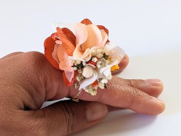 Bague de mariée artisanale en fleurs séchées & stabilisées orangées Chloé par Flora Paris