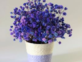 Mini panier en gypsophile stabilisée violet & bleu Léna par Flora Paris