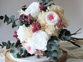 Bouquet de mariée avec roses éternelles blanches hortensias stabilisés et eucalyptus Anais par Flora Paris