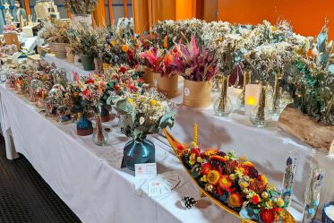 Vente de bouquets de fleurs séchées au marché de Noël de la patinoire Mériadeck à Bordeaux