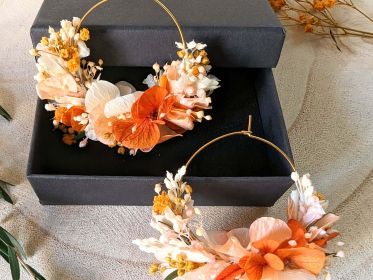 Boucles d’oreilles de mariée artisanales en fleurs séchées & stabilisées orangées Chloé par Flora Paris