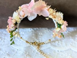 Bracelet de mariée artisanal en fleurs stabilisées rose poudré Émilie par Flora Paris