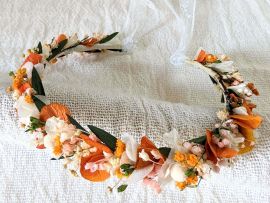 Demi-couronne de cheveux en fleurs stabilisées orangées & dentelle fine Chloé par Flora Paris