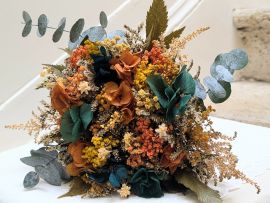 Bouquet de mariée en fleurs stabilisées oranges et bleues verts Nila par Flora Paris