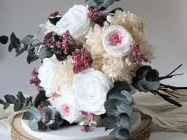 Bouquet de mariée avec roses éternelles blanches hortensias stabilisés et eucalyptus Anais par Flora Paris