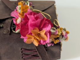Bracelet artisanal en fleurs stabilisées aux tonalités lumineuses Diane par Flora Paris