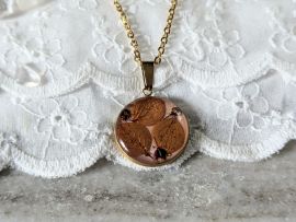 Collier en résine et fleurs séchées cuivré et bordeaux Charlotte par Flora Paris